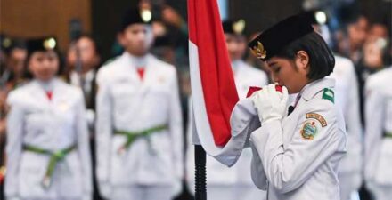 Anggota Paskibraka 2024 asal Sumatera Utara Violetha Agryka Sianturi mencium Bendera Merah-Putih dalam pengukuhan Paskibraka Tingkat Pusat 2024 di Istana Negara, Ibu Kota Nusantara (IKN), Kalimantan Timur, Selasa (13/8/2024). (dok.suara/foto; ANTARA FOTO/Sigid Kurniawan).