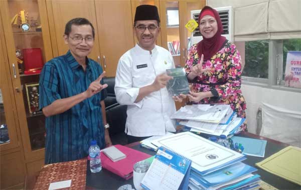 Pimpinan Komunitas Penulis 'Satu Pena' Sastri Bakry dan Sekretaris Armaidi Tanjung foto bersama dengan Kepala Dinas Pendidikan Sumbar, Barlius, Jumat (9/8) sore. (m.khudri)