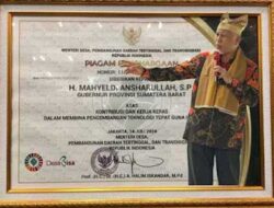 Gubernur Mahyeldi Raih Lencana Abdi Inovasi Desa dari Kemendes PDTT Berkat Kegigihan Membina Teknologi Tepat Guna