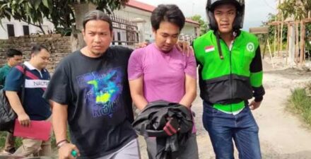 JE diamankan di rumahnya di Kurao Pagang, Kecamatan Nanggalo, Kota Padang, Sumbar. (dok.padek.jawapos.com)