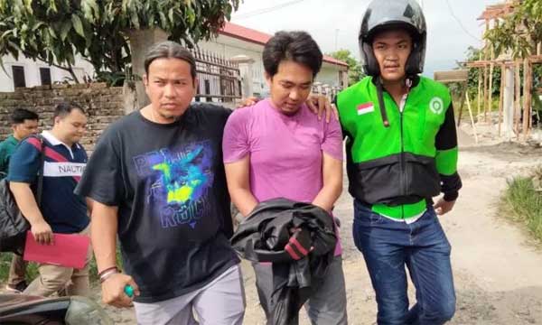 JE diamankan di rumahnya di Kurao Pagang, Kecamatan Nanggalo, Kota Padang, Sumbar. (dok.padek.jawapos.com)