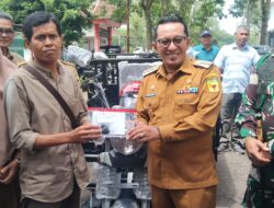 187 Kelompok Tani Tanah Datar Menerima Bantuan Mesin Pompa Air