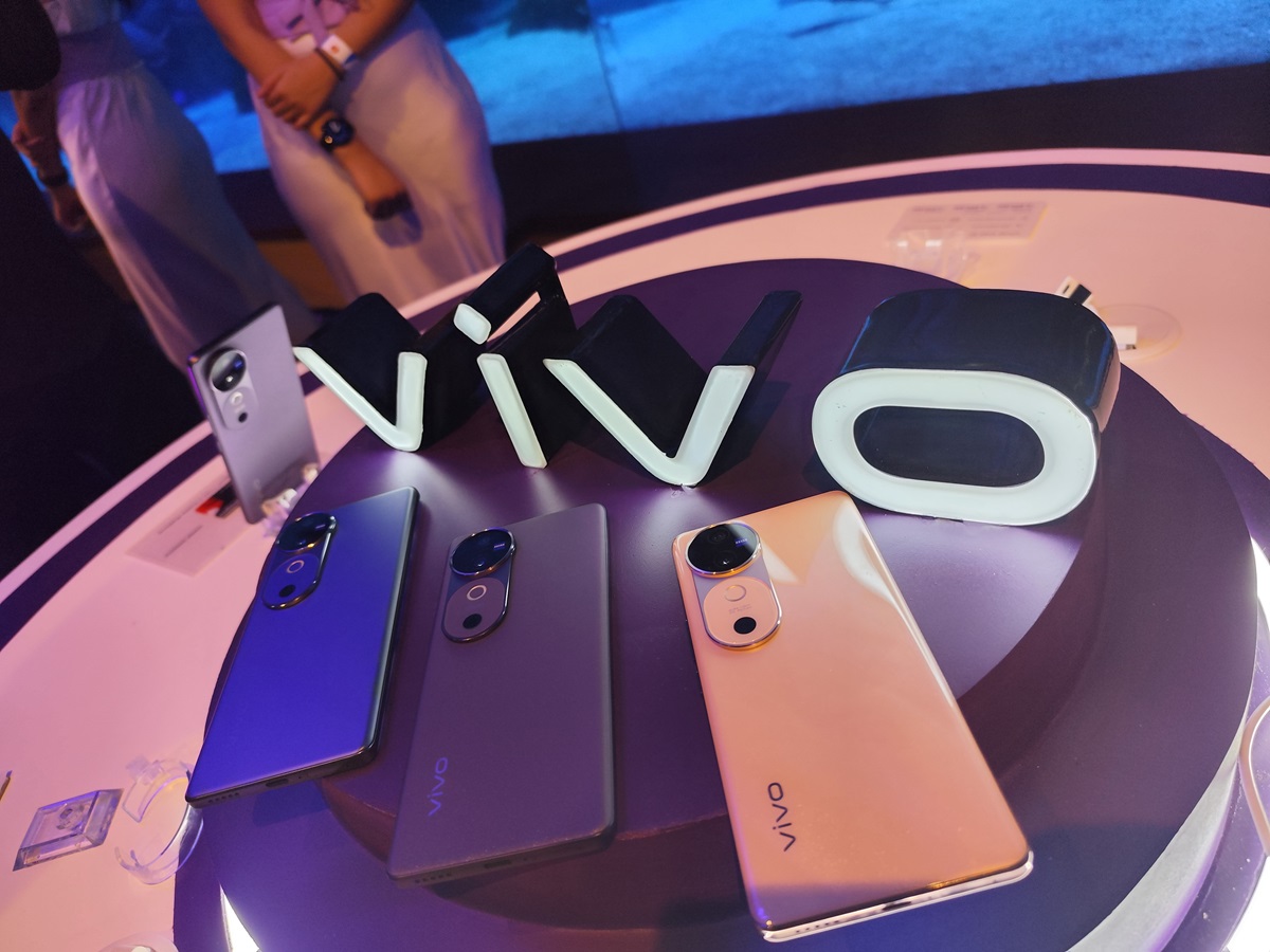 vivo V40.