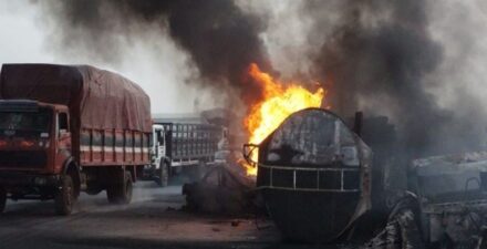 Truk Tangki BBM Tabrak Truk Sapi di Nigeria, 50 Sapi Terbakar