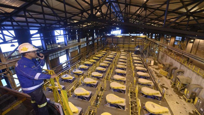 Karyawan Freeport Indonesia di lokasi pengolahan tambang