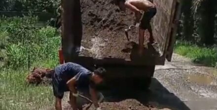 Inisiatif Warga dan Pengusaha, Perbaiki Jalan Berlubang di Ujung Gading