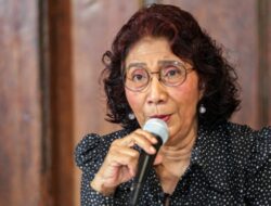 Susi Pudjiastuti Menangis Atas Dibukanya Kembali Ekspor Pasir Laut