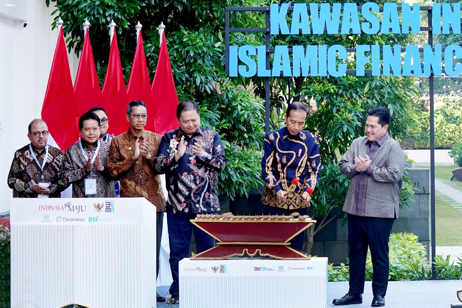 Dirut BSI Hery Gunardi Dampingi Presiden RI Joko Widodo Pukul Gambang Resmikan Kawasan Indonesia Islamic Financial Center (IIFC) di Menara Danareksa, Selasa pagi (17/9/2024).
