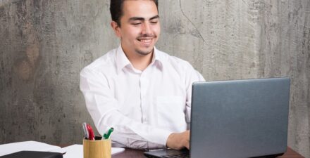 Ilustrasi karyawan yang menggunakan software Mekari Jurnal.