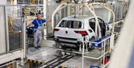 Volkswagen Siapkan PHK Ribuan Karyawan di Tengah Pengurangan Biaya Operasional