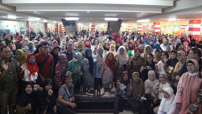 Risma bertemu dengan pelaku UKM Surabaya yang tergabung dalam pahlawan ekonomi.