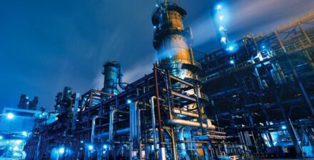 Arab Saudi Siap Tingkatkan Produksi Minyak, Harga Brent Turun 2,53%