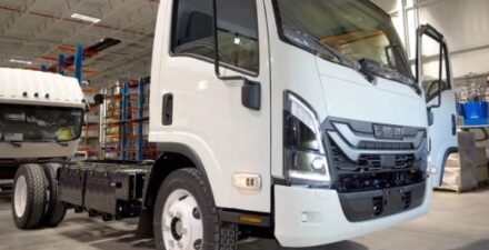 Isuzu Luncurkan Truk Listrik Global dengan Basis Elf, Diproduksi di Amerika Utara