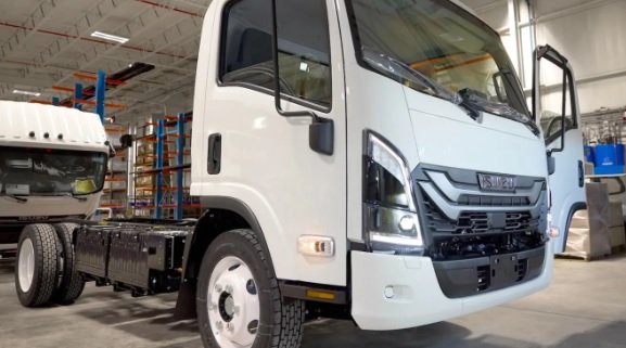 Akhirnya Isuzu mulai produksi truk lisrtik NRR EV
