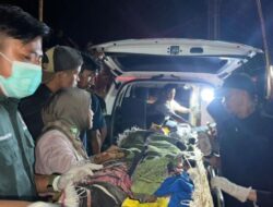 Tim Penyelamat Evakuasi Korban Longsor di Nagari Sungai Abu