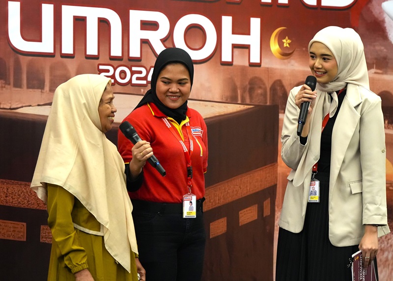 Debi Ariyani, seorang Chief of Store (COS) atau Kepala Toko Alfamart di wilayah Cileungsi, mendapat hadiah perjalanan umrah dari Alfamart.