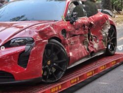 Viral, Porsche Taycan Hancur Usai Bertabrakan dengan Honda HR-V