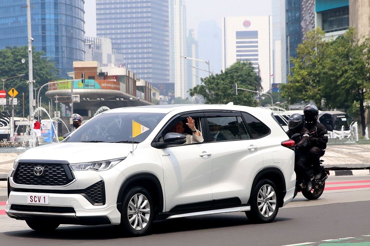 Toyota Kijang Innova Zenix hybrid pelat SCV 1 yang ditumpangi Paus Fransiskus