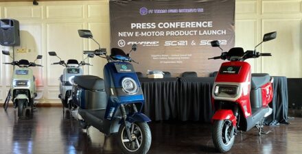 Tanpa subsidi, 2 motor listrik harga Rp10 jutaan resmi meluncur.