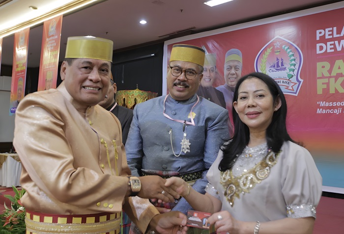 Dewan Pembina FKM Bone Raya Prof Nurdin Halid Serahkan KTA ke Pengurus