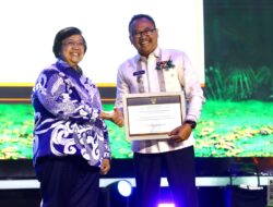 Pj Wako Suprayitno Terima Pemghargaan GPBLHS Dari Kementerian LH RI