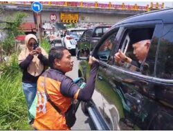 Iring-iringan Rombongan Gubernur Mahyeldi Dihadang Pedagang Asongan di Padang Panjang