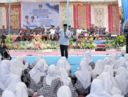 Peserta Seminar Kaget, Mahyeldi Bagikan Laptop di SMAN 1 Solok
