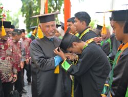 Gubernur Mahyeldi Beri Hadiah Laptop untuk Dua Hafizah 30 Juz di Payakumbuh