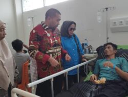 Bezuk Korban Longsoran Tambang Ilegal Sungai Abu, Plt Gubernur Audy Serahkan Bantuan Logistik dan Santunan Tunai
