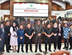 Pj Bupati Kapuas Serahkan Nota Keuangan RAPBD Perubahan 2024 di Rapat Paripurna DPRD