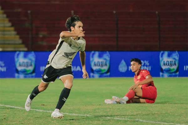 Selebrasi Victor Dethan dalam laga BRI Liga 1 antara Persija Jakarta vs PSM Makassar, Minggu (29/9/2024). (c) PSM Makassar Official
