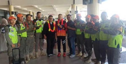 Nico dikalungkan bunga setelah mendarat di BIM, Minggu (22/9/2024). (humas satpol pp padang)