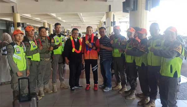 Nico dikalungkan bunga setelah mendarat di BIM, Minggu (22/9/2024). (humas satpol pp padang)