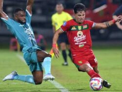 Kalahkan PSBS Biak, Persebaya Pertahankan Puncak Klasemen Liga I