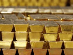 Harga Emas Didasarkan Rekor, Konsumen Mulai Jual Emas