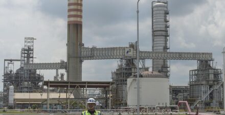 Persediaan Minyak AS Naik, Harga Brent dan WTI Merosot