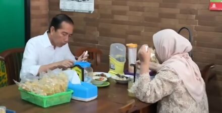 Jokowi Makan Sate