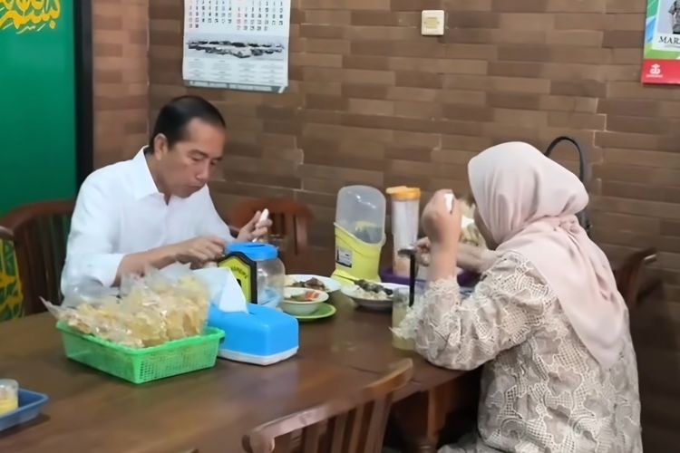 Jokowi Makan Sate