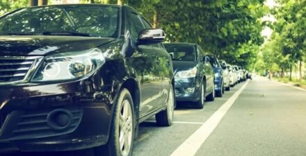 Kenapa saat parkir mobil ban harus lurus? Ini jawabannya.