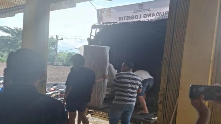 KPU Pasaman Barat saat menerima logistik untuk kebutuhan Pilkada 2024.