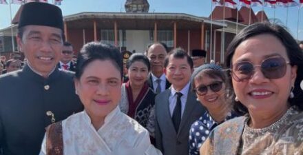 Sri Mulyani dan Retno Marsudi beserta Menteri Kabinet Indonesia Maju, melakukan selfie bersama Jokowi sebelum bertolak ke Solo.