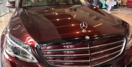 Mercedes-Benz S Clalss milik istri Giring, Cynthia.