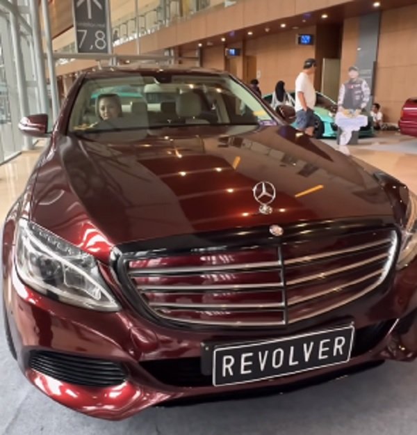 Mercedes-Benz S Clalss milik istri Giring, Cynthia.