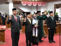 Tandean Indra Bella Saat Diambil Sumpah Janji Sebagai Ketua DPRD