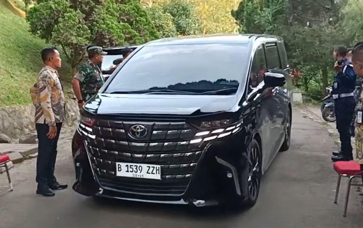 Toyota Alphard yang ditumpangi tokoh yang merapat ke kediaman Prabowo di Hambalang