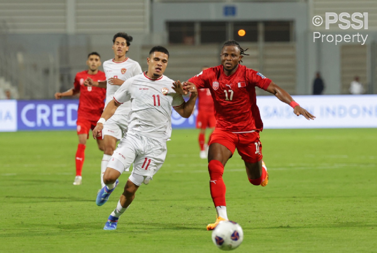 Penyerang Timnas Indonesia Ragnar Oratmangoen (kiri) saat mendapat pengawalan dari pemain Bahrain.
