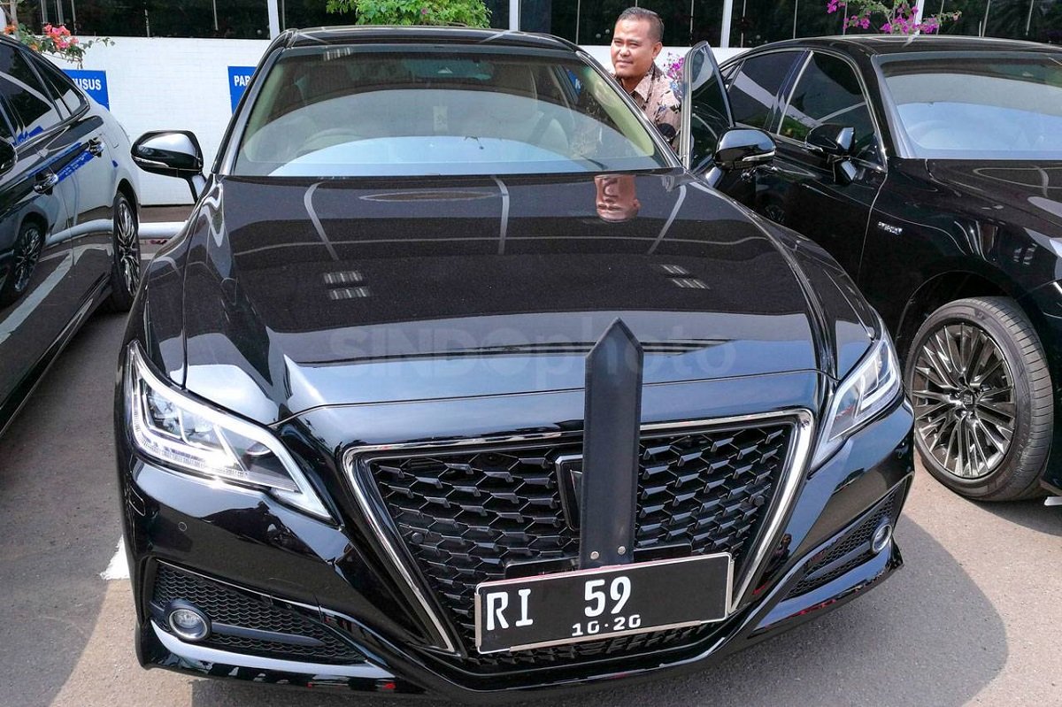 Toyota Crown 2.5 HV G-Executive yang menjadi mobil dinas menteri pada masa pemerintahan Presiden Jokowi.