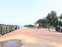 Peringati HUT TNI ke-79 Tahun 2024 ; Kodim 0308 Pariaman Gelar Karya Bakti Bersihkan Pantai Wisata Gandoriah