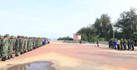 Peringati HUT TNI ke-79 Tahun 2024 ; Kodim 0308 Pariaman Gelar Karya Bakti Bersihkan Pantai Wisata Gandoriah