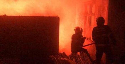 Petugas berjibaku memadamkan api saat membakar tujuh rumah di Wisma Utama, Kota Padang.